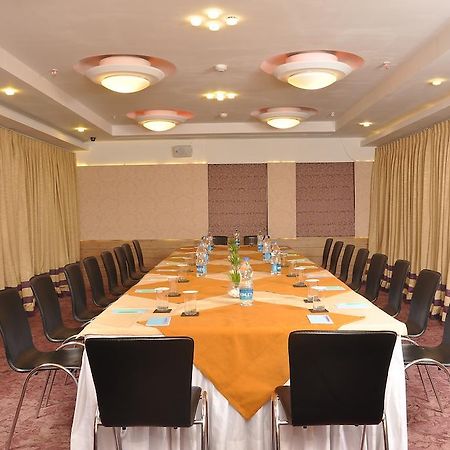 Hotel Niharika Колката Екстериор снимка