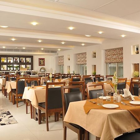 Hotel Niharika Колката Екстериор снимка