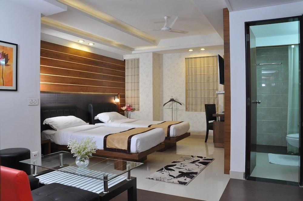 Hotel Niharika Колката Екстериор снимка