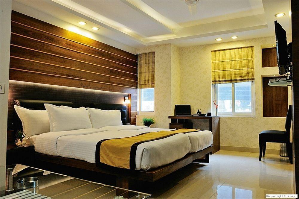Hotel Niharika Колката Екстериор снимка