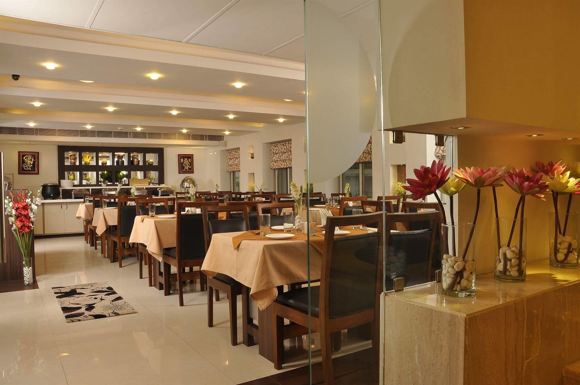 Hotel Niharika Колката Екстериор снимка