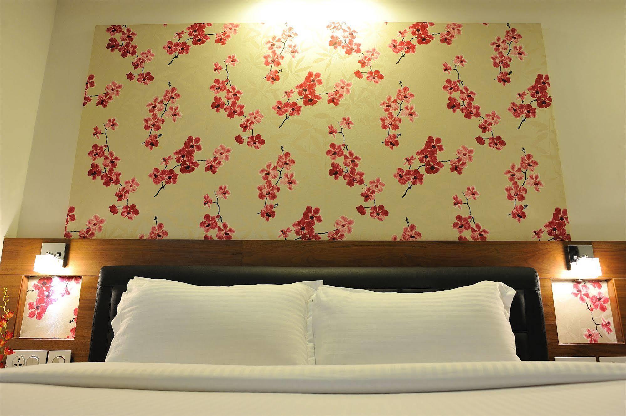 Hotel Niharika Колката Екстериор снимка