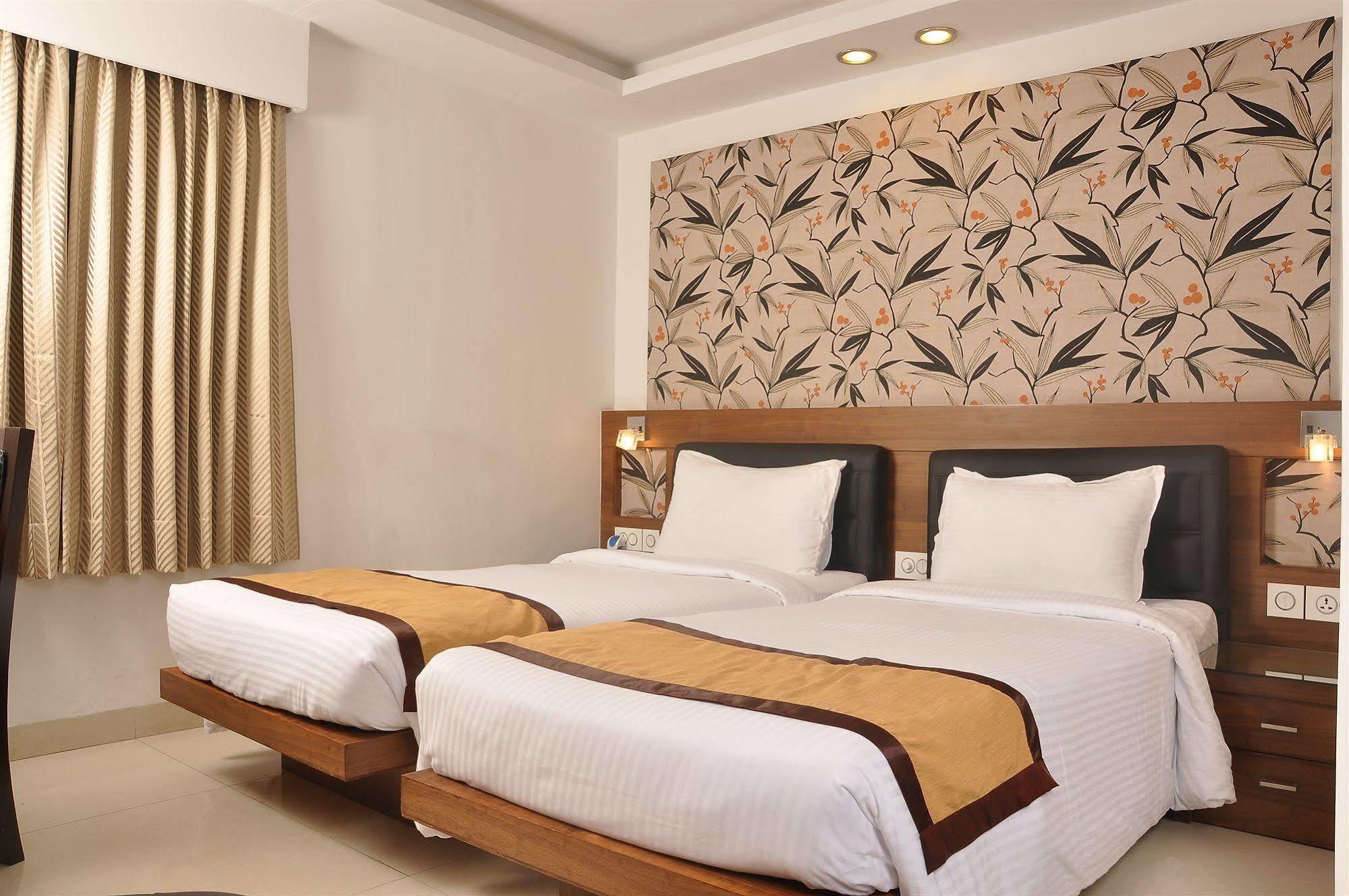 Hotel Niharika Колката Екстериор снимка