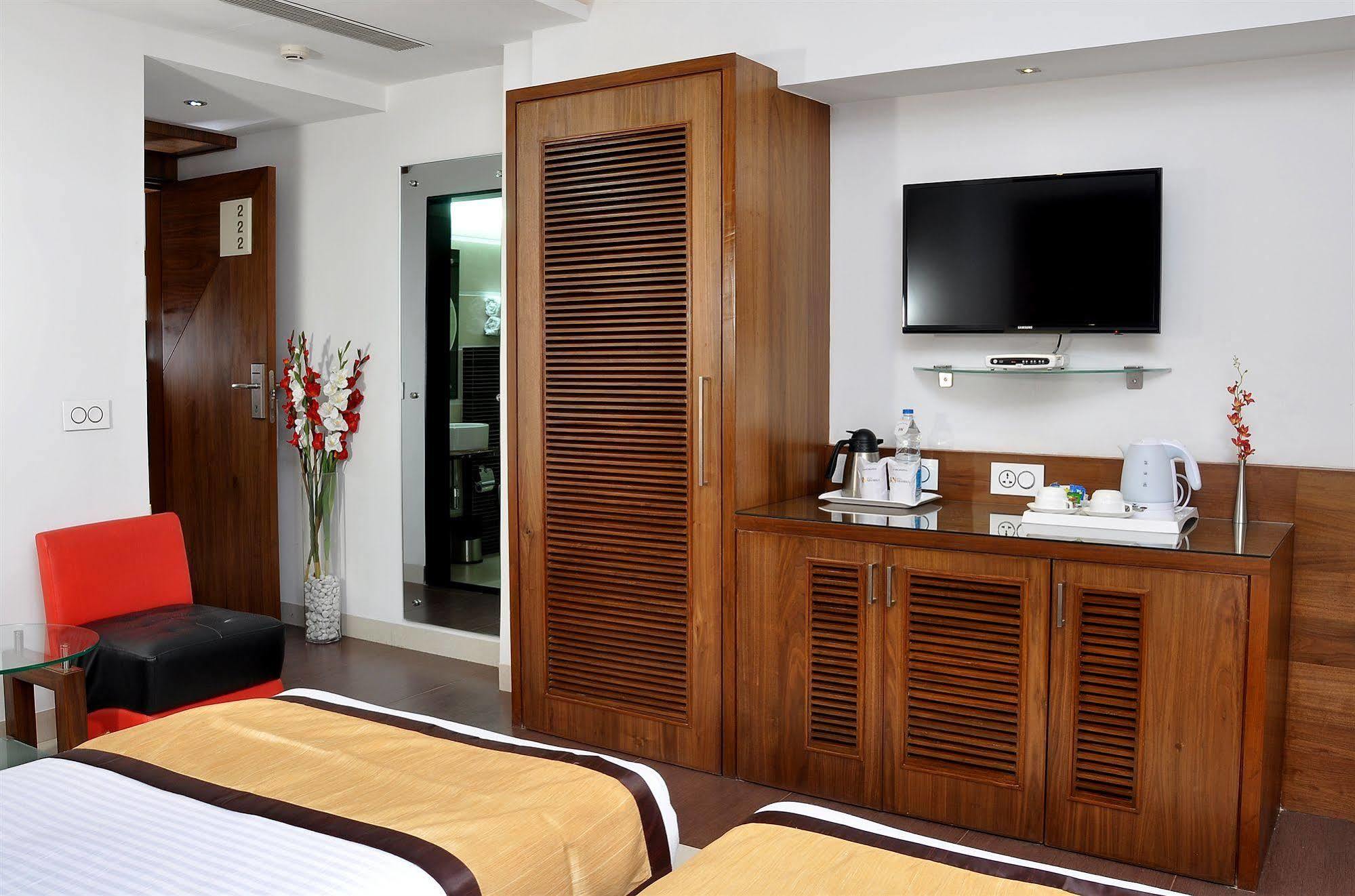 Hotel Niharika Колката Екстериор снимка
