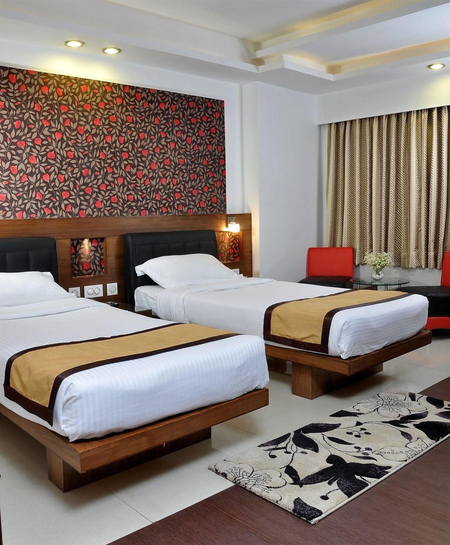 Hotel Niharika Колката Екстериор снимка