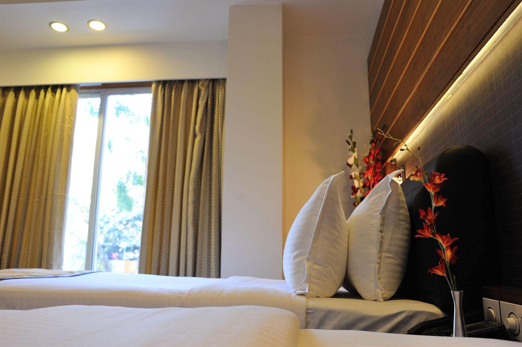 Hotel Niharika Колката Екстериор снимка