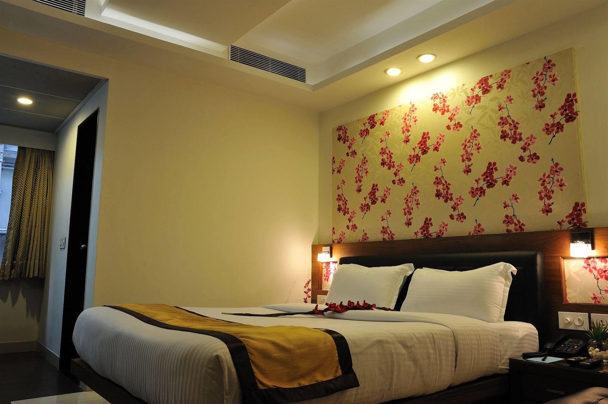 Hotel Niharika Колката Екстериор снимка