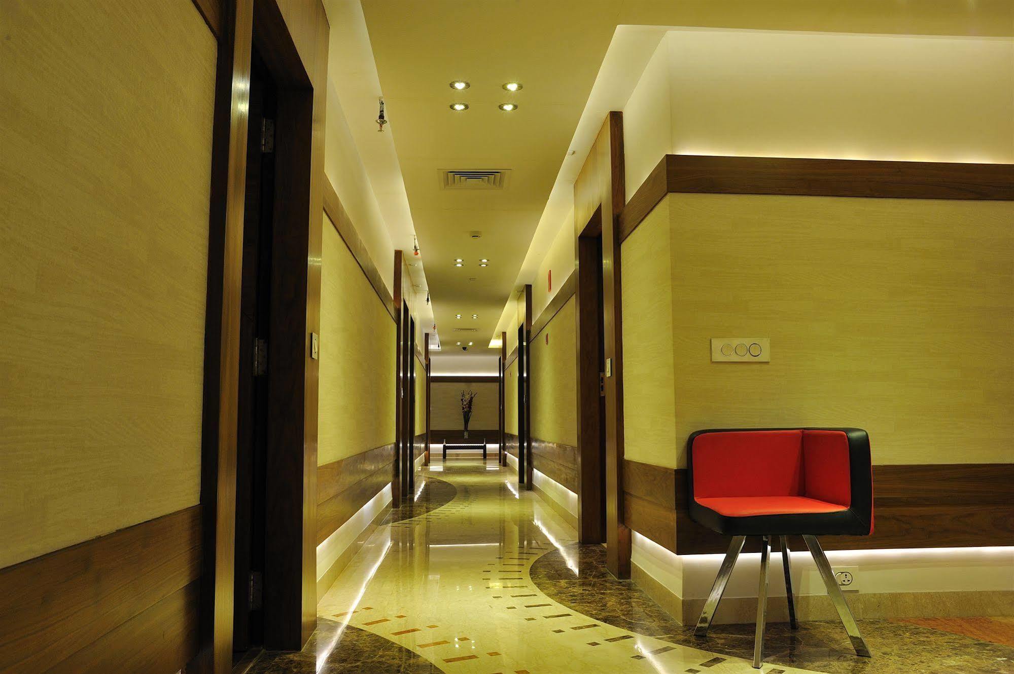Hotel Niharika Колката Екстериор снимка