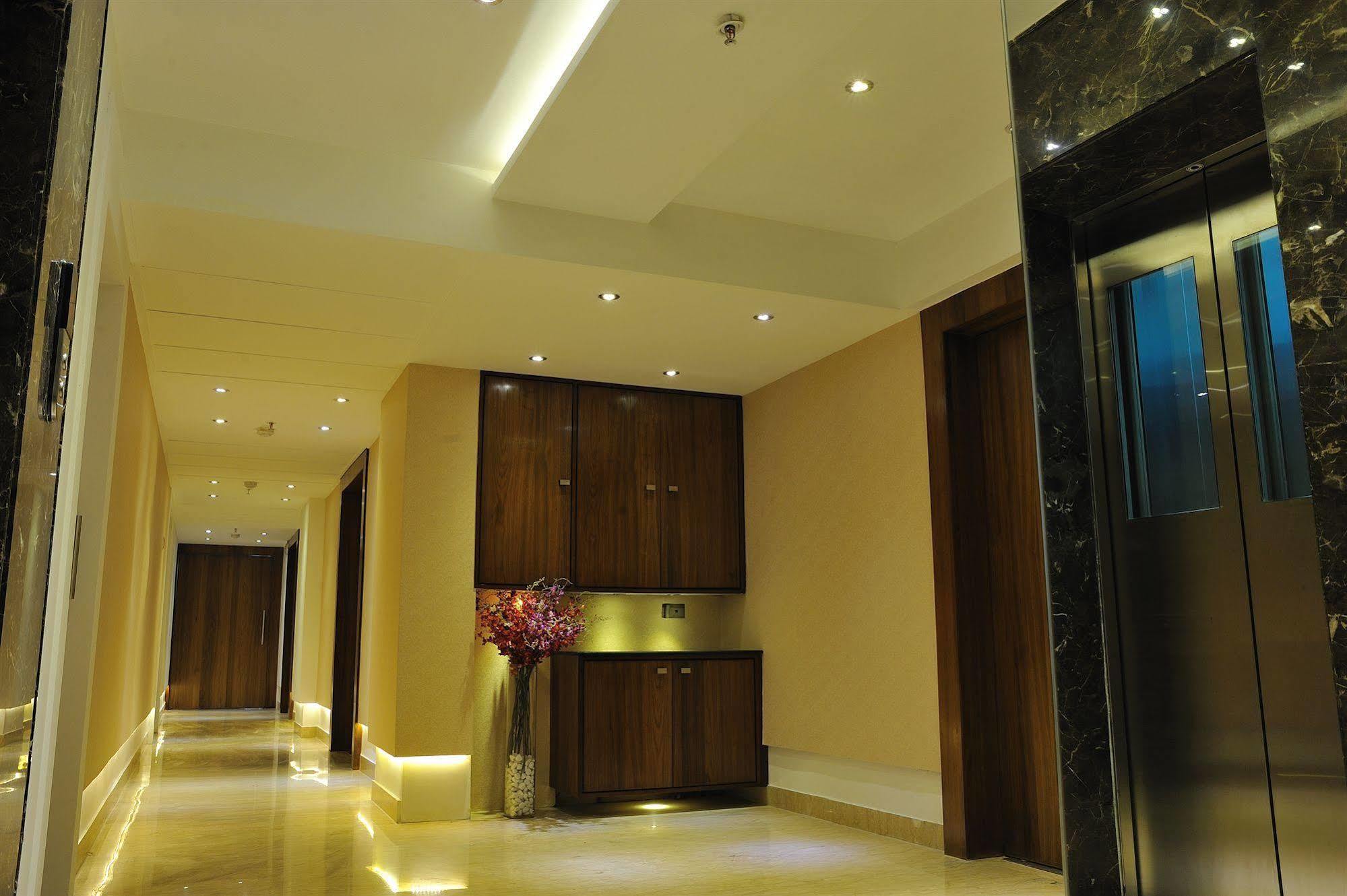 Hotel Niharika Колката Екстериор снимка