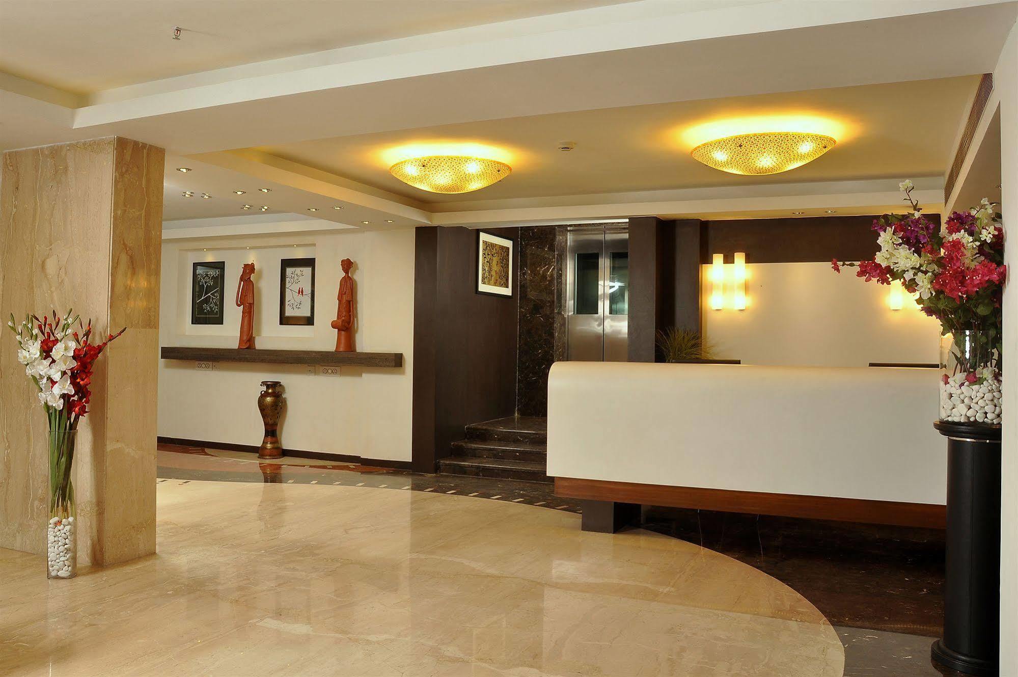 Hotel Niharika Колката Екстериор снимка