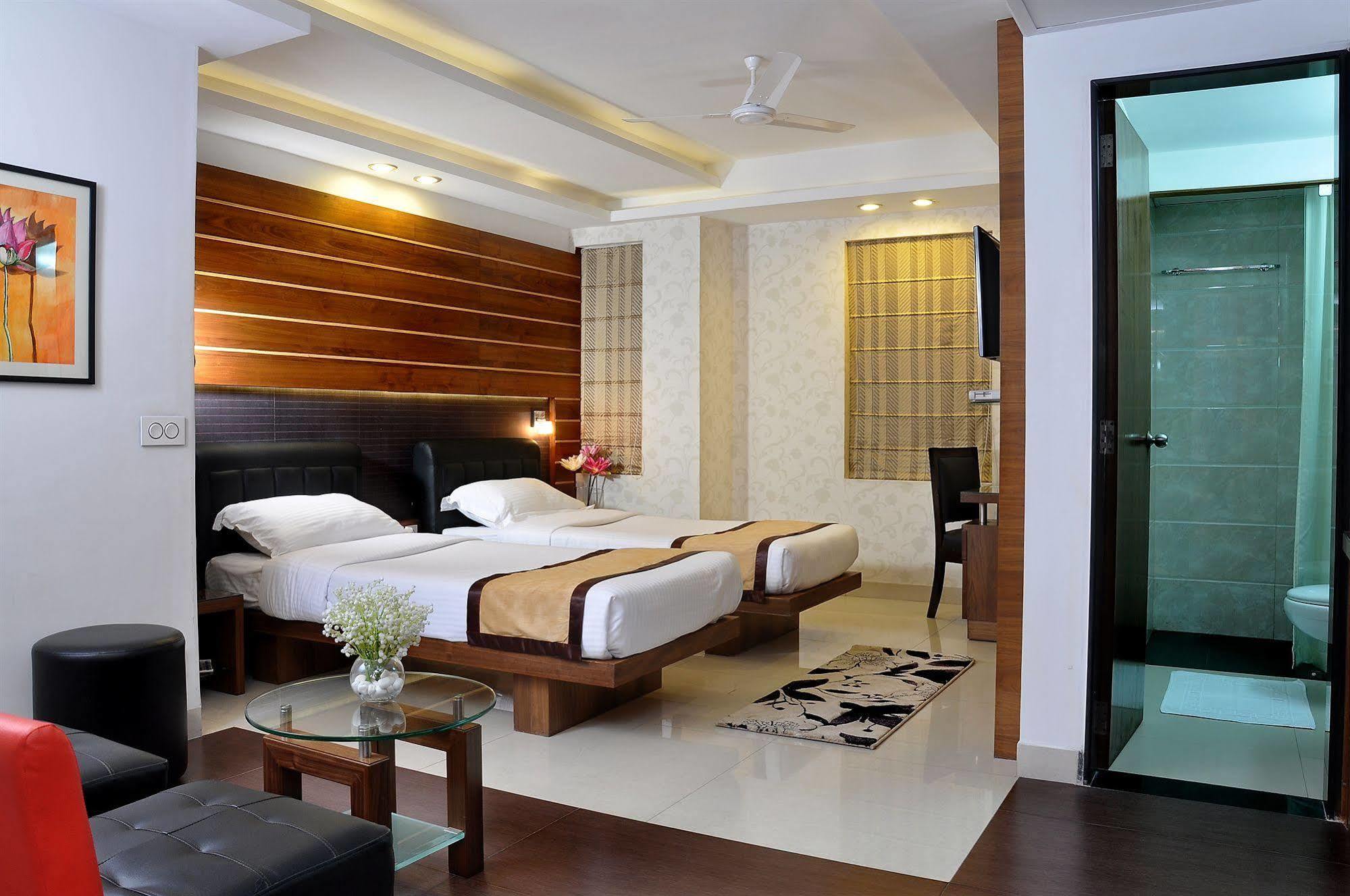 Hotel Niharika Колката Екстериор снимка