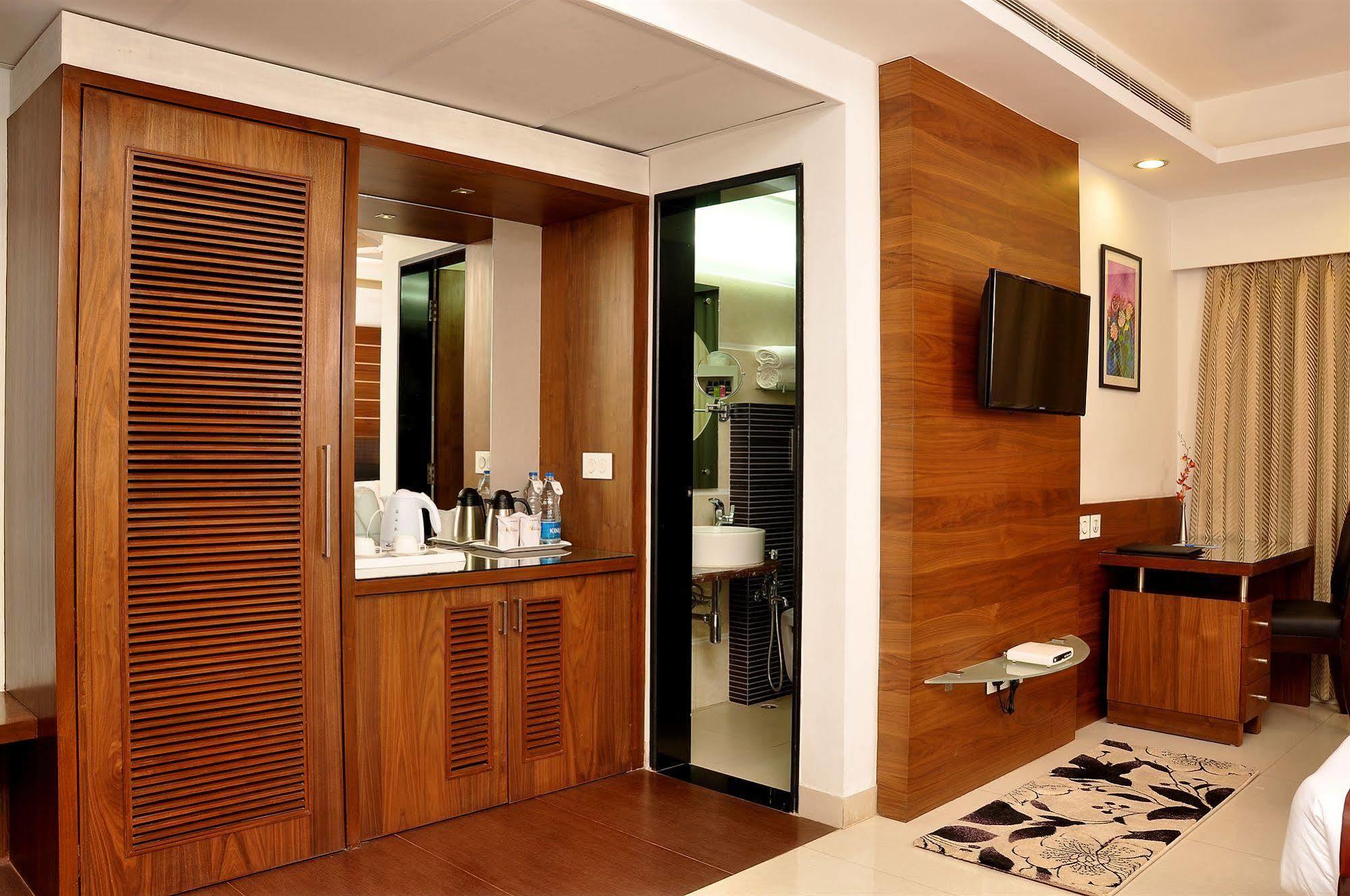 Hotel Niharika Колката Екстериор снимка