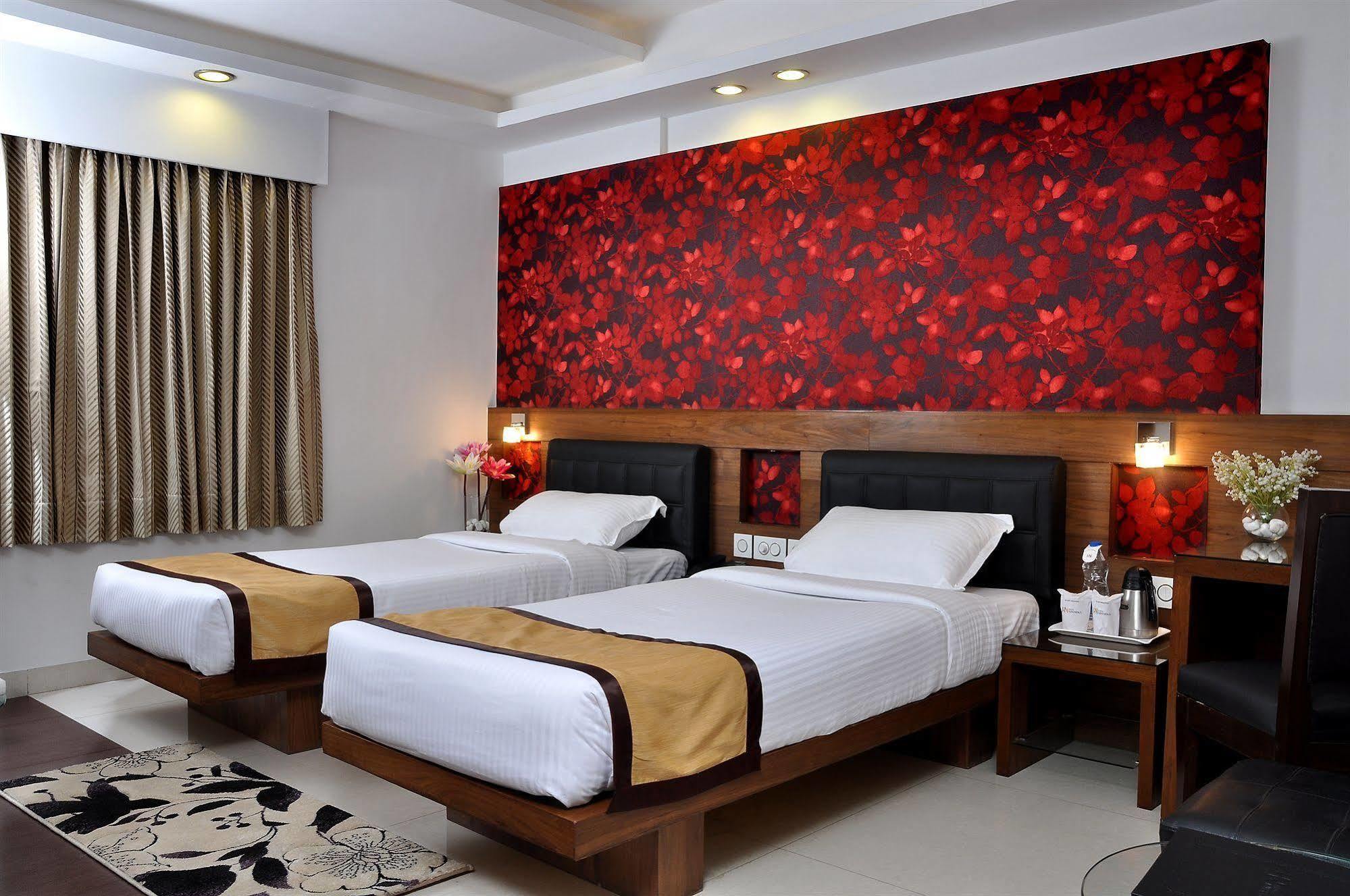 Hotel Niharika Колката Екстериор снимка