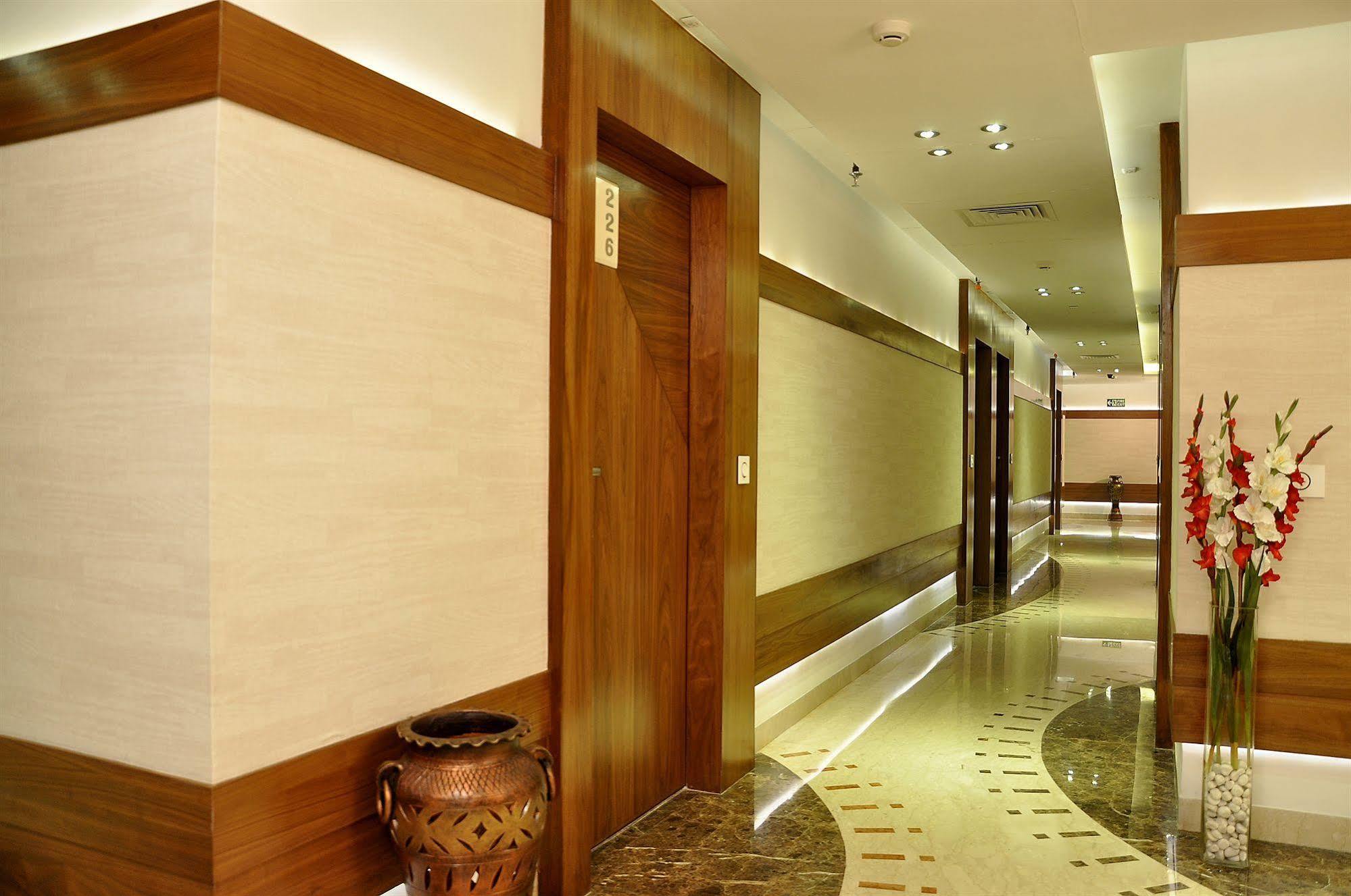 Hotel Niharika Колката Екстериор снимка