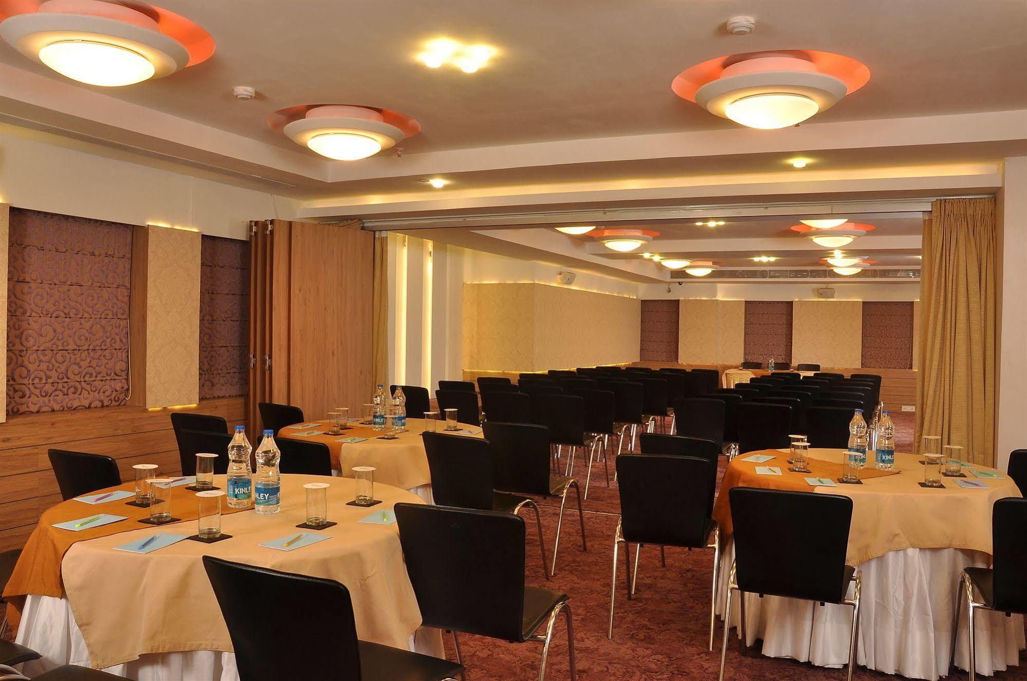 Hotel Niharika Колката Екстериор снимка