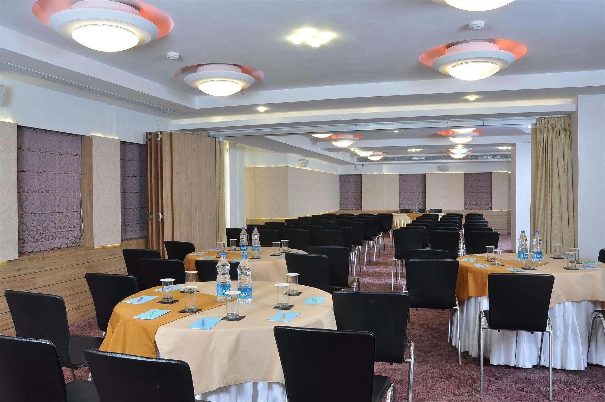 Hotel Niharika Колката Екстериор снимка