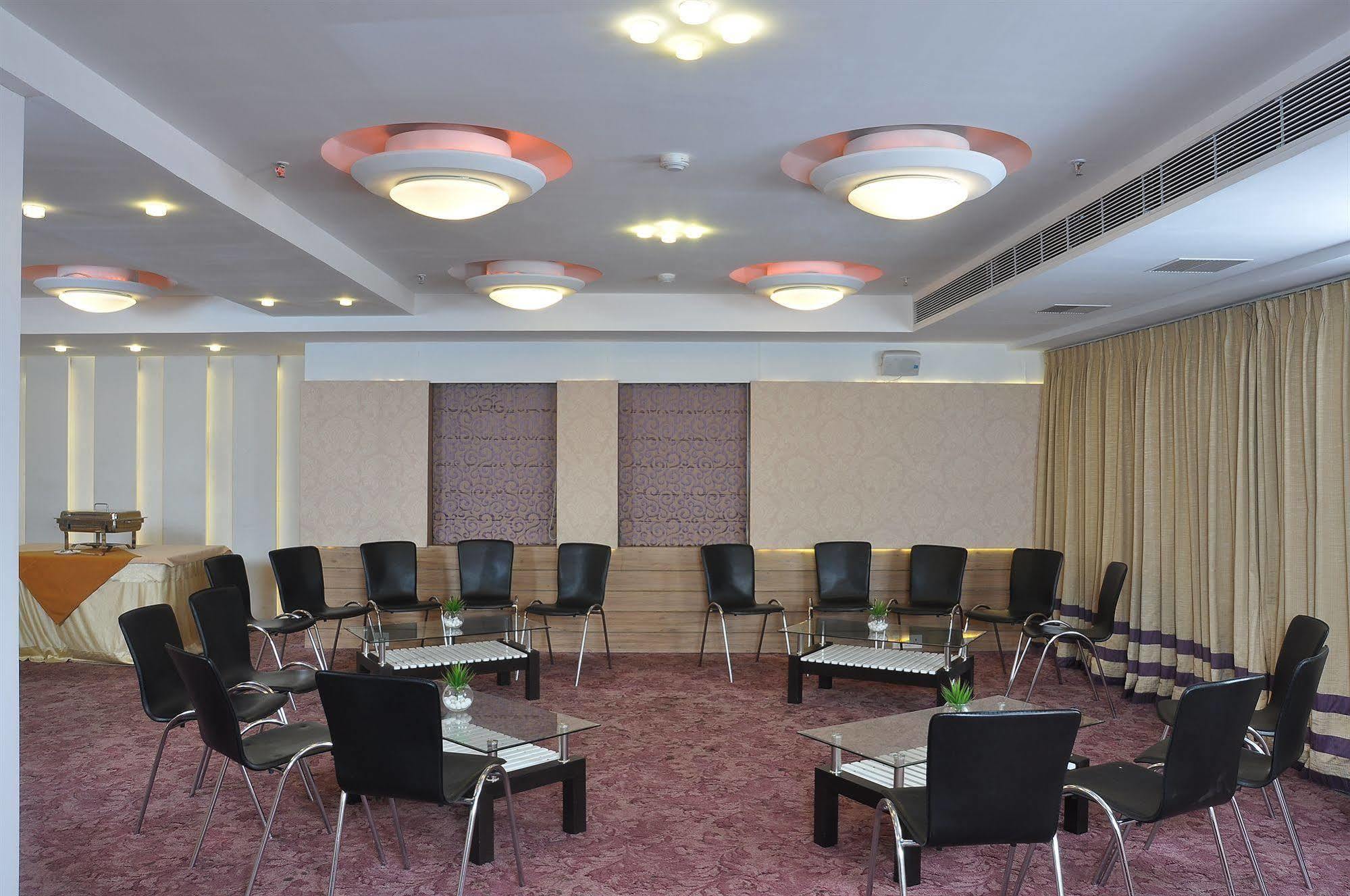 Hotel Niharika Колката Екстериор снимка