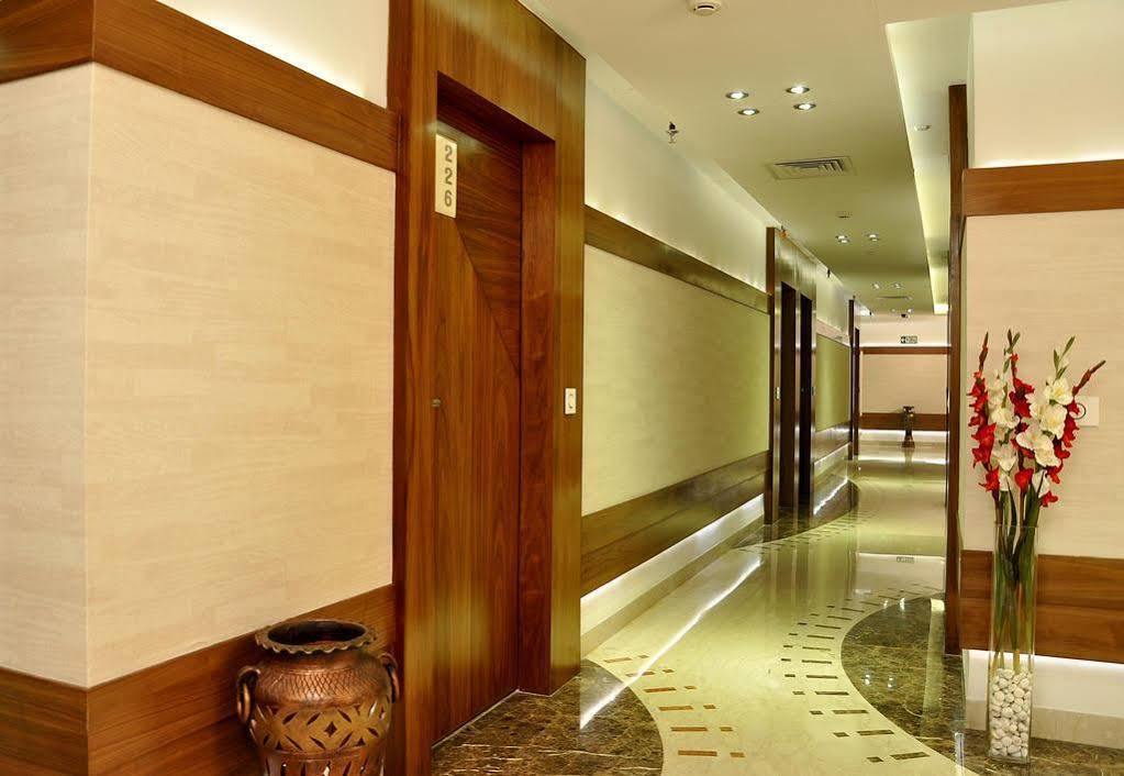 Hotel Niharika Колката Екстериор снимка