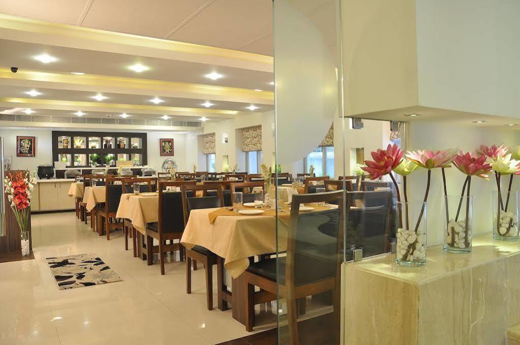 Hotel Niharika Колката Екстериор снимка