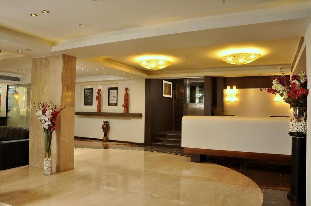 Hotel Niharika Колката Екстериор снимка