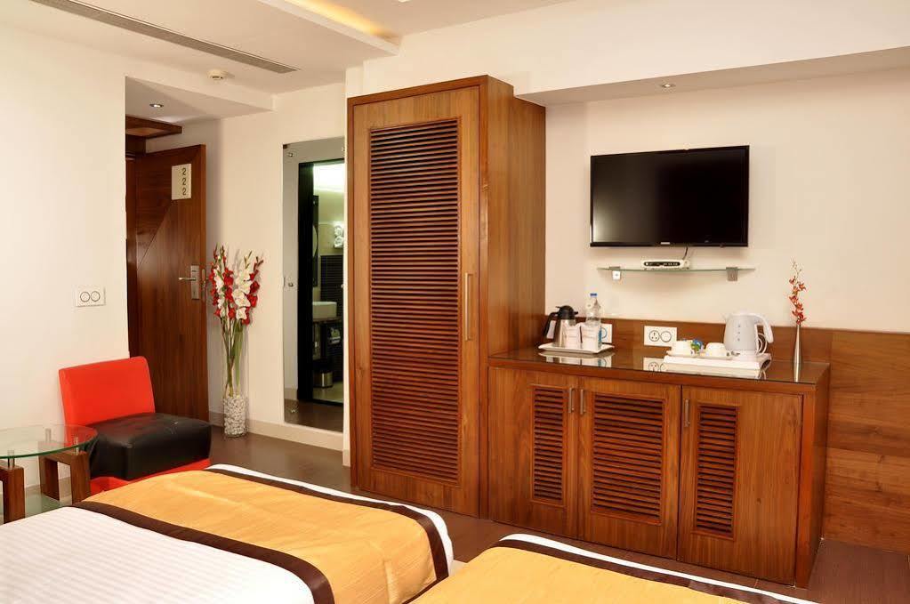 Hotel Niharika Колката Екстериор снимка